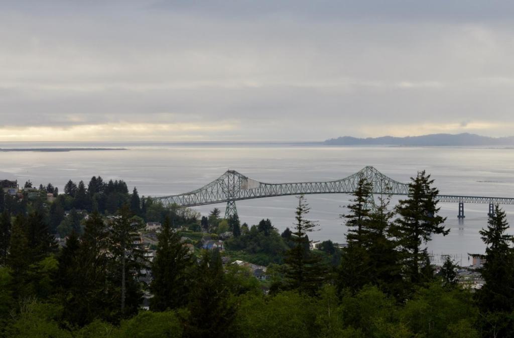 Astoria Painted Lady Historic Apt With River View! מראה חיצוני תמונה